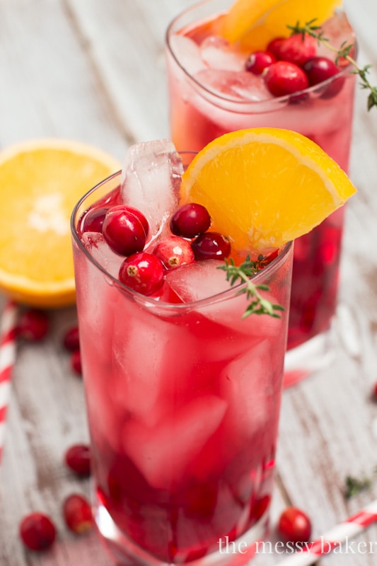 Cranberry-Orange Gin Fizz Cocktail with Thyme | www.themessybakerblog.com