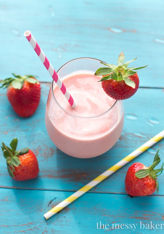 Strawberry Peach Malted Smoothie | www.themessybakerblog.com