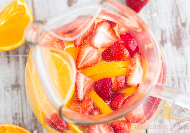 Fruity Pineapple Sangria | www.themessybakerblog.com