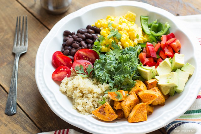 Southwestern Veggie Bowl with Chipotle Vinaigrette | www.themessybakerblog.com