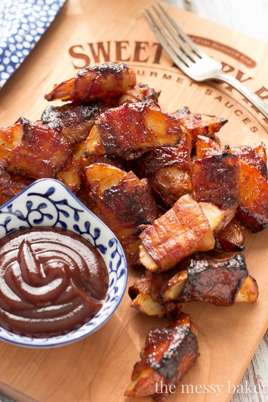 These crispy potato wedges wrapped in smoky bacon and glazed with barbecue sauce make the perfect appetizer for football, the holidays, and parties. | www.themessybakerblog.com