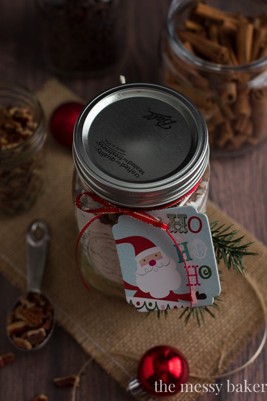 Chocolate Chip Pecan Banana Bread Gift Jars make the perfect Christmas gift for the holiday season | www.themessybakerblog.com
