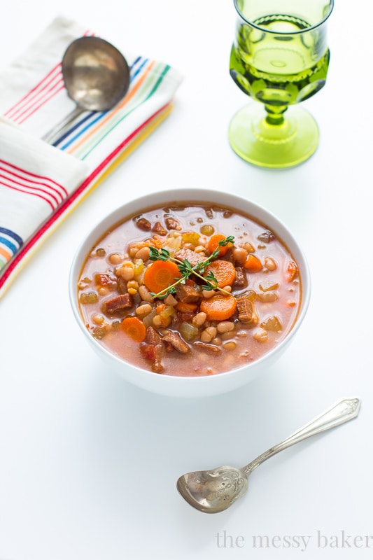 http://www.onesweetmess.com/wp-content/uploads/2015/02/Slow-Cooker-Navy-Bean-Soup-with-Ham-2.jpg