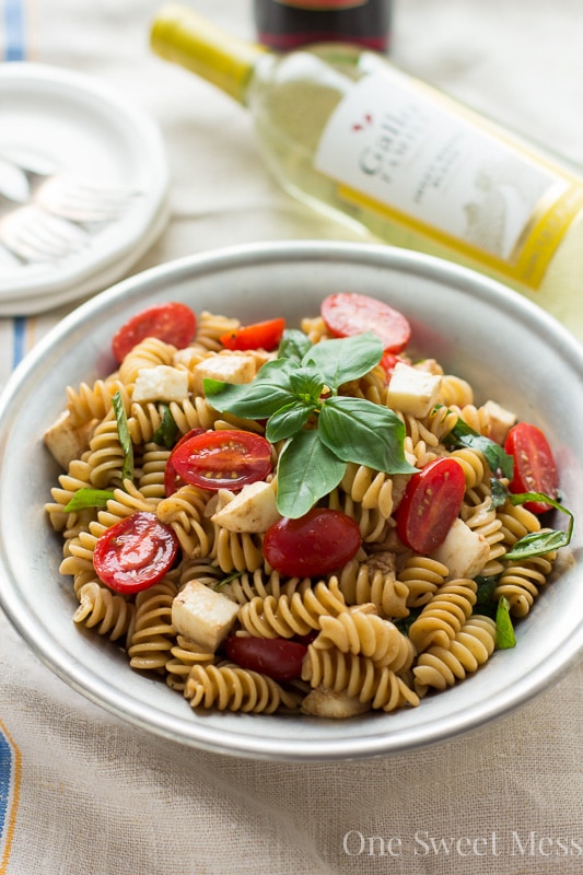 Caprese Pasta Salad {Vegetarian} 