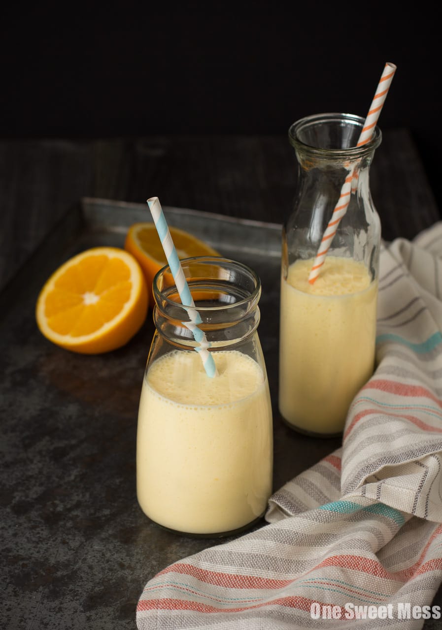 Dreamsicle Smoothie | This orange and vanilla-infused smoothie is ultra thick, rich in protein, and super healthy. 