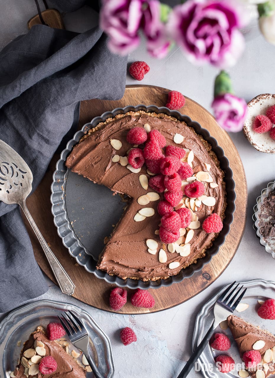 Dark Chocolate Almond Tart: This rich, creamy, ultra chocolate-y tart is vegan, gluten-free, grain-free, soy-free, and egg-free.  This decadent tart is perfect for Valentine's Day. 