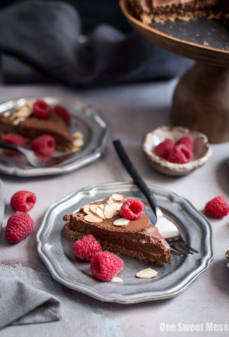 Dark Chocolate Almond Tart: This rich, creamy, ultra chocolate-y tart is vegan, gluten-free, grain-free, soy-free, and egg-free.  This decadent tart is perfect for Valentine's Day. 