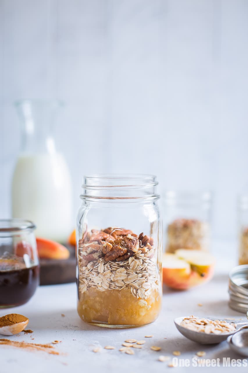 Apple Pie Overnight Oatmeal {Gluten-Free, Vegan, Naturally Sweetened}